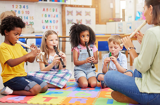 Eine Gruppe von Kindern beim Musikunterricht.