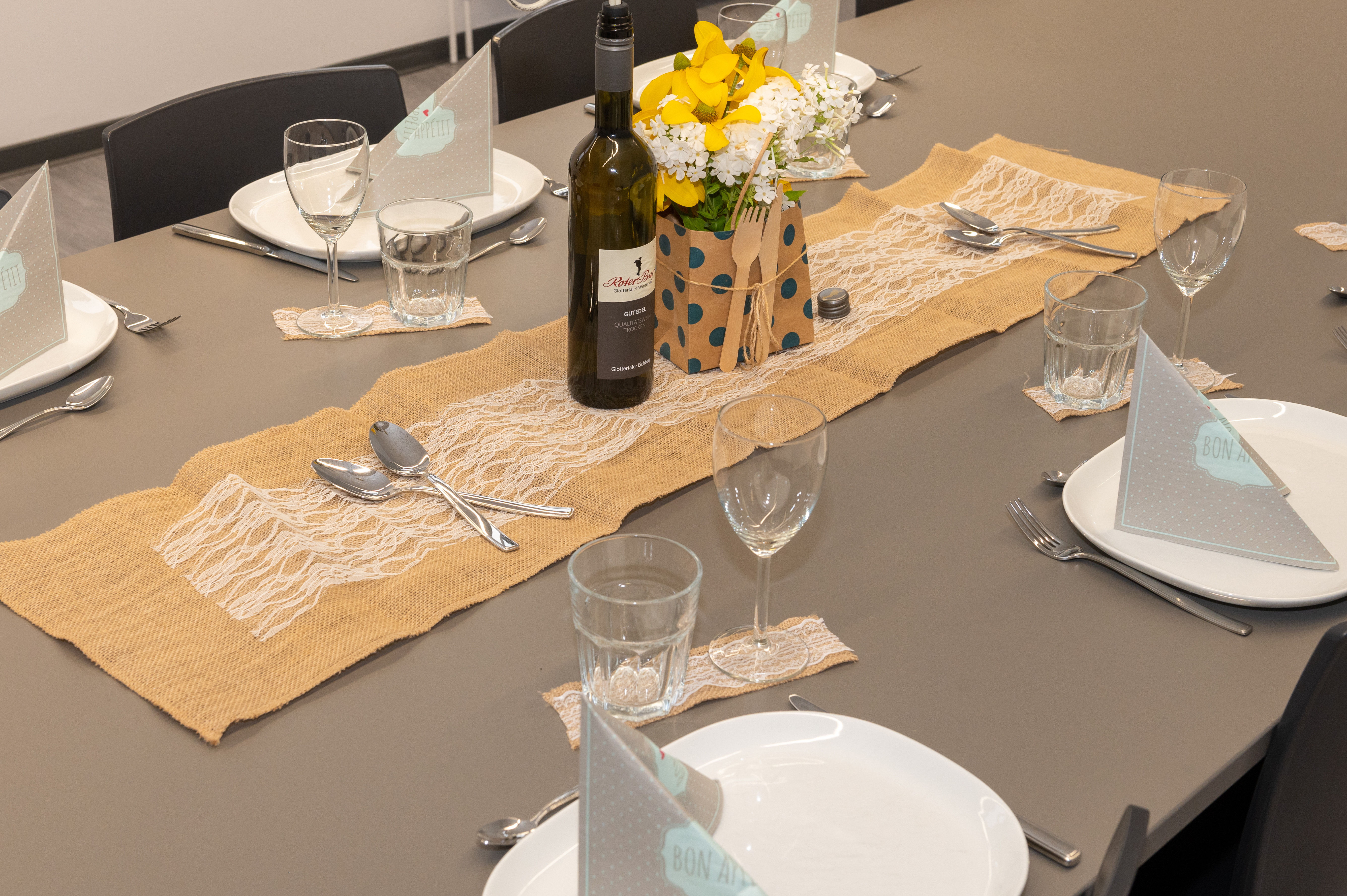 Gedeckter Tisch für das gemeinsame Essen